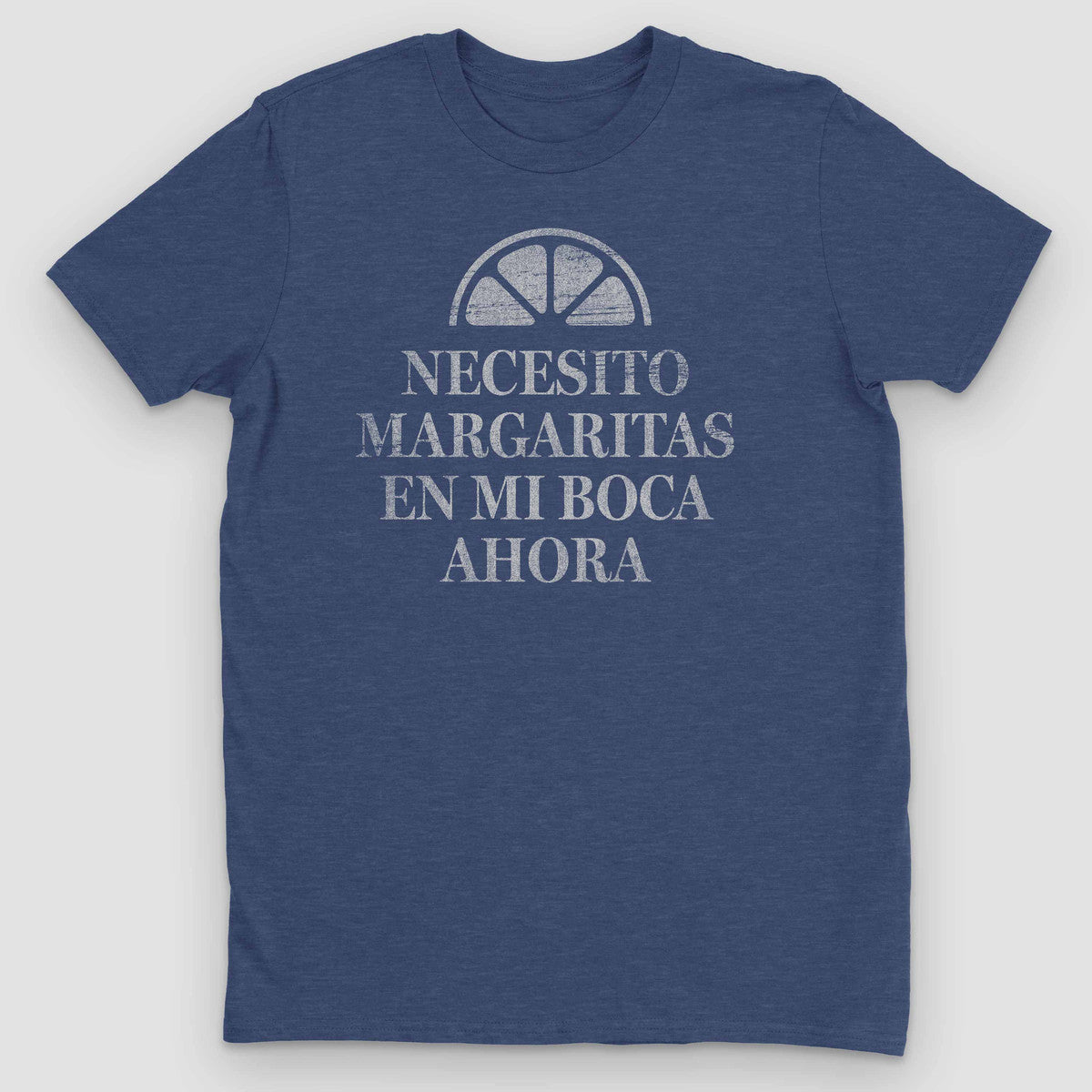 Heather blue t-shirt with a lime wedge above NECESITO MARGARITAS EN MI BOCA AHORA